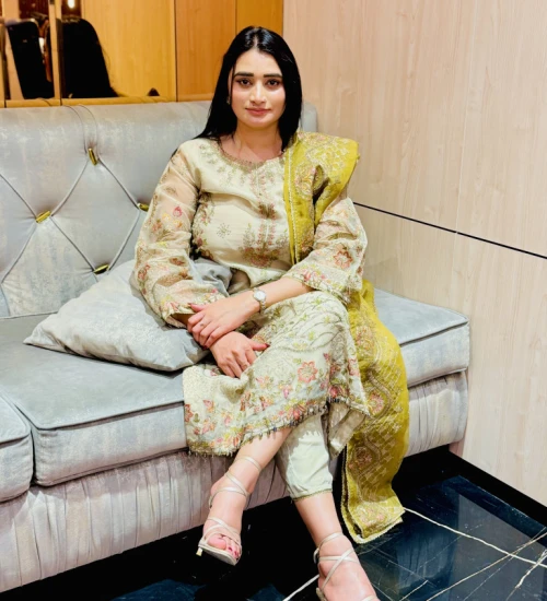 Priya Housewife Escort Vasant Kunj Delhi